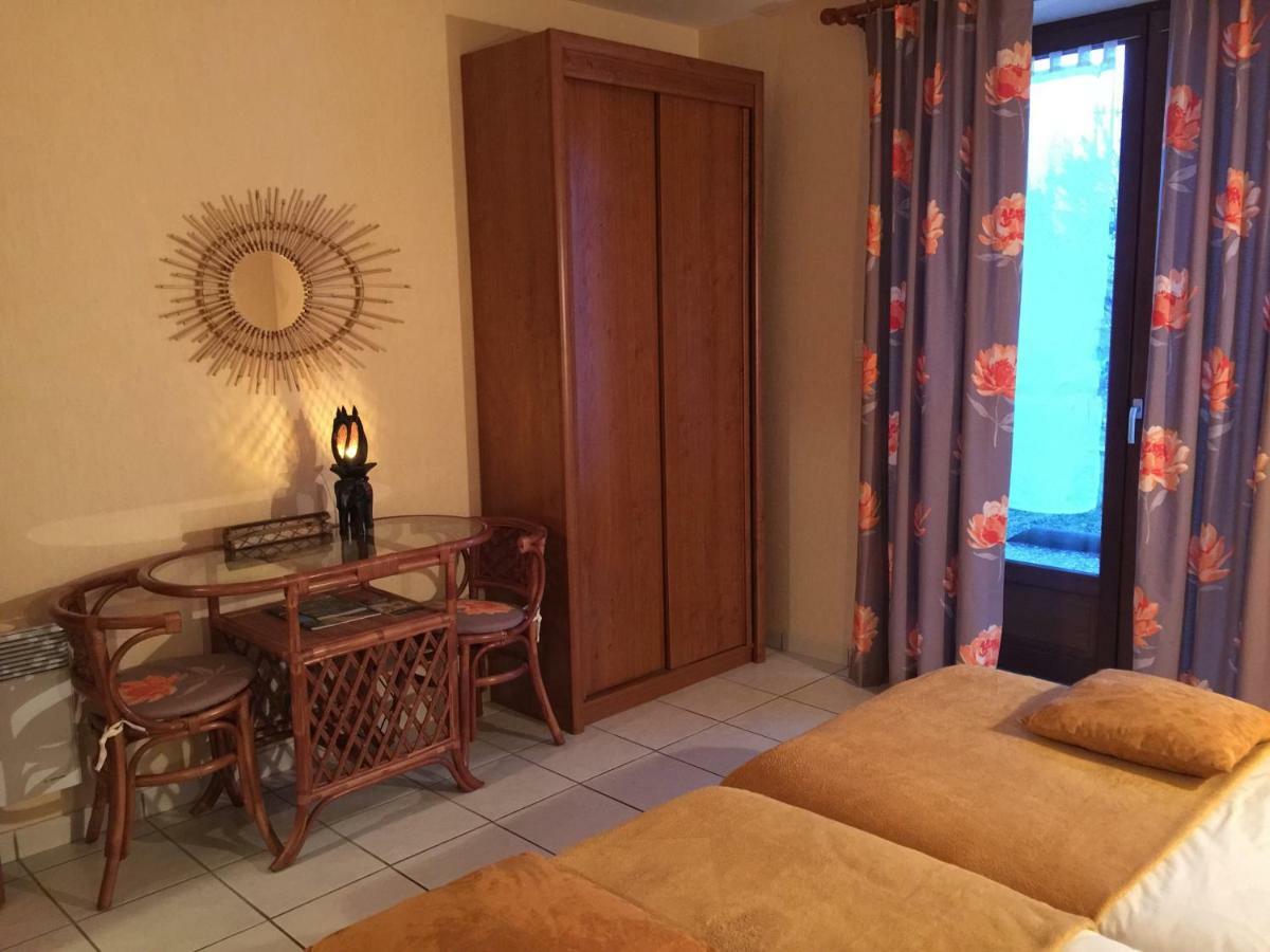 Domaine De Lascaux Bed & Breakfast มงทิญญัก ภายนอก รูปภาพ